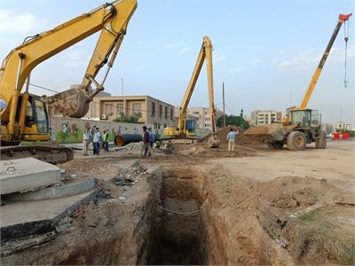 عملیات اجرایی اتصال خروجی شبکه فاضلاب منطقه کیانپارس اهواز واقع در خیابان میهن به خط اصلی فاضلاب