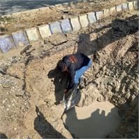 جلوگیری از هدررفت آب با تعمیر شکستگی لوله انتقال در بندر امام خمینی(ره)