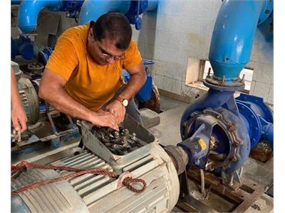 تعویض الکتروموتور تلمبه خانه پمپاژ آب در گرمای ۵۰ درجه ماهشهر