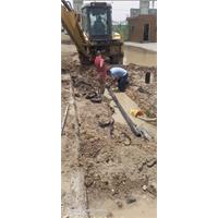 عملیات اضطراری تعمیر شبکه توزیع انتقال آب در خرمشهر