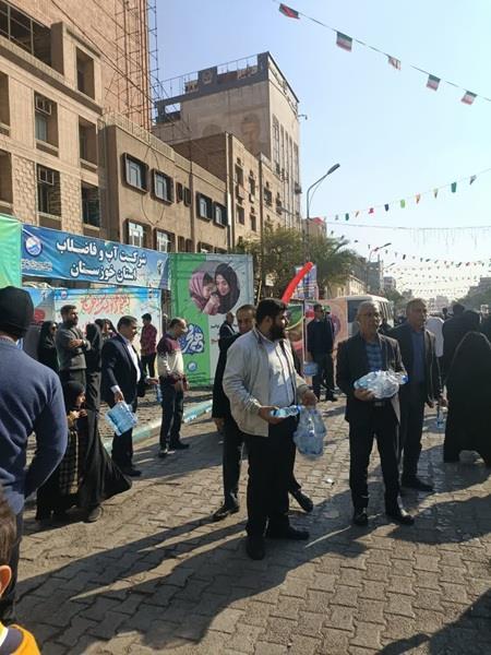 برگزاری غرفه شرکت آب و فاضلاب خوزستان در راستای ترویج مصرف صحیح آب در مسیر راهپیمایی مناسبت ۲۲ بهمن