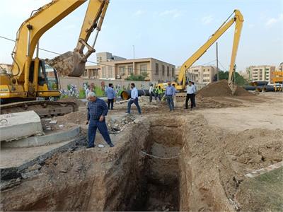 عملیات اجرایی اتصال خروجی شبکه فاضلاب منطقه کیانپارس اهواز واقع در خیابان میهن به خط اصلی فاضلاب